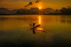 Pelukan Matahari di Danau Situcelunca